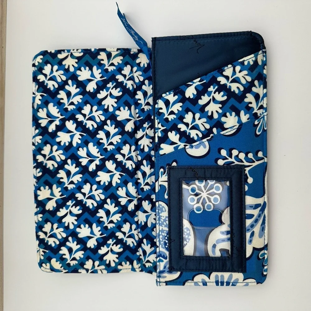 Vera Bradley Blue Lagoon Magnetic Travel Wallet Passport Boarding Pass‎